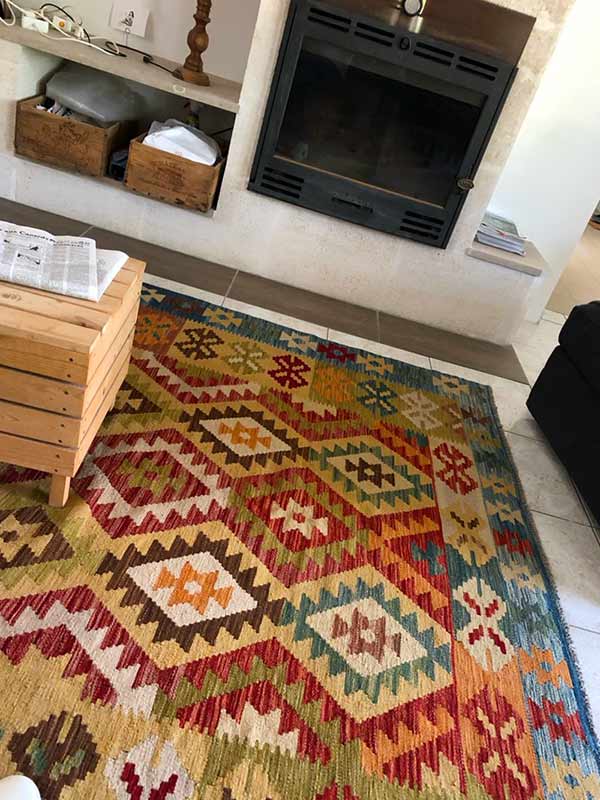 Les Merveilles d’Orient : vente, restauration, réparation et nettoyage de tapis sur Saumur et dans toute la France : Venez découvrir un large choix de tapis d’Orient à notre boutique au 25 Rue Saint-Jean à Saumur. Le vendeur Charles Laroche gérant du magasin sera vous accueillir avec un grand plaisir pour des renseignements ou pour des achats. Déplacement dans toute la France et envoie dans toute l’Europe. Nos équipes se déplacent pour redonner vie à vos textiles les plus précieux :  dépoussiérage / dessablage  et nettoyage de tapis. Restauration de tapis et tapisserie, réparation de lisières, franges, relainage. Création de teinte, recolorisation des couleurs, traitement des trames. Les Merveilles d’Orient : vente, restauration, réparation et nettoyage de tapis sur Saumur et dans toute la France