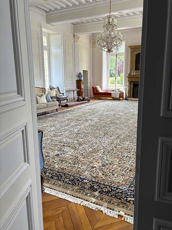 Les Merveilles d’Orient : vente, restauration, réparation et nettoyage de tapis sur Saumur et dans toute la France : Venez découvrir un large choix de tapis d’Orient à notre boutique au 25 Rue Saint-Jean à Saumur. Le vendeur Charles Laroche gérant du magasin sera vous accueillir avec un grand plaisir pour des renseignements ou pour des achats. Déplacement dans toute la France et envoie dans toute l’Europe. Nos équipes se déplacent pour redonner vie à vos textiles les plus précieux :  dépoussiérage / dessablage  et nettoyage de tapis. Restauration de tapis et tapisserie, réparation de lisières, franges, relainage. Création de teinte, recolorisation des couleurs, traitement des trames. Les Merveilles d’Orient : vente, restauration, réparation et nettoyage de tapis sur Saumur et dans toute la France