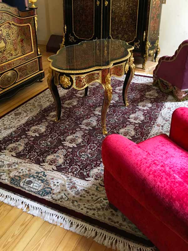 Les Merveilles d’Orient : vente, restauration, réparation et nettoyage de tapis sur Saumur et dans toute la France : Venez découvrir un large choix de tapis d’Orient à notre boutique au 25 Rue Saint-Jean à Saumur. Le vendeur Charles Laroche gérant du magasin sera vous accueillir avec un grand plaisir pour des renseignements ou pour des achats. Déplacement dans toute la France et envoie dans toute l’Europe. Nos équipes se déplacent pour redonner vie à vos textiles les plus précieux :  dépoussiérage / dessablage  et nettoyage de tapis. Restauration de tapis et tapisserie, réparation de lisières, franges, relainage. Création de teinte, recolorisation des couleurs, traitement des trames. Les Merveilles d’Orient : vente, restauration, réparation et nettoyage de tapis sur Saumur et dans toute la France