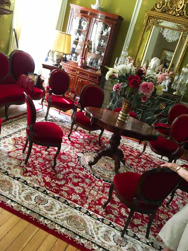 Les Merveilles d’Orient : vente, restauration, réparation et nettoyage de tapis sur Saumur et dans toute la France : Venez découvrir un large choix de tapis d’Orient à notre boutique au 25 Rue Saint-Jean à Saumur. Le vendeur Charles Laroche gérant du magasin sera vous accueillir avec un grand plaisir pour des renseignements ou pour des achats. Déplacement dans toute la France et envoie dans toute l’Europe. Nos équipes se déplacent pour redonner vie à vos textiles les plus précieux :  dépoussiérage / dessablage  et nettoyage de tapis. Restauration de tapis et tapisserie, réparation de lisières, franges, relainage. Création de teinte, recolorisation des couleurs, traitement des trames. Les Merveilles d’Orient : vente, restauration, réparation et nettoyage de tapis sur Saumur et dans toute la France