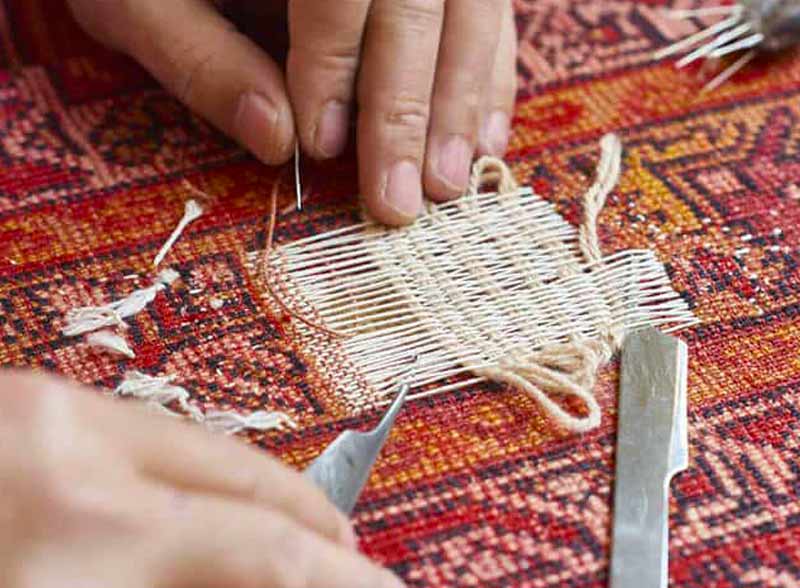 Les Merveilles d’Orient : vente, restauration, réparation et nettoyage de tapis sur Saumur et dans toute la France : Venez découvrir un large choix de tapis d’Orient à notre boutique au 25 Rue Saint-Jean à Saumur. Le vendeur Charles Laroche gérant du magasin sera vous accueillir avec un grand plaisir pour des renseignements ou pour des achats. Déplacement dans toute la France et envoie dans toute l’Europe. Nos équipes se déplacent pour redonner vie à vos textiles les plus précieux :  dépoussiérage / dessablage  et nettoyage de tapis. Restauration de tapis et tapisserie, réparation de lisières, franges, relainage. Création de teinte, recolorisation des couleurs, traitement des trames. Les Merveilles d’Orient : vente, restauration, réparation et nettoyage de tapis sur Saumur et dans toute la France