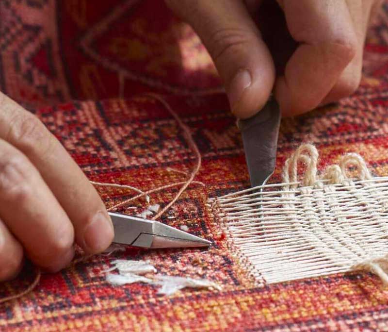 Les Merveilles d’Orient : vente, restauration, réparation et nettoyage de tapis sur Saumur et dans toute la France : Venez découvrir un large choix de tapis d’Orient à notre boutique au 25 Rue Saint-Jean à Saumur. Le vendeur Charles Laroche gérant du magasin sera vous accueillir avec un grand plaisir pour des renseignements ou pour des achats. Déplacement dans toute la France et envoie dans toute l’Europe. Nos équipes se déplacent pour redonner vie à vos textiles les plus précieux :  dépoussiérage / dessablage  et nettoyage de tapis. Restauration de tapis et tapisserie, réparation de lisières, franges, relainage. Création de teinte, recolorisation des couleurs, traitement des trames. Les Merveilles d’Orient : vente, restauration, réparation et nettoyage de tapis sur Saumur et dans toute la France